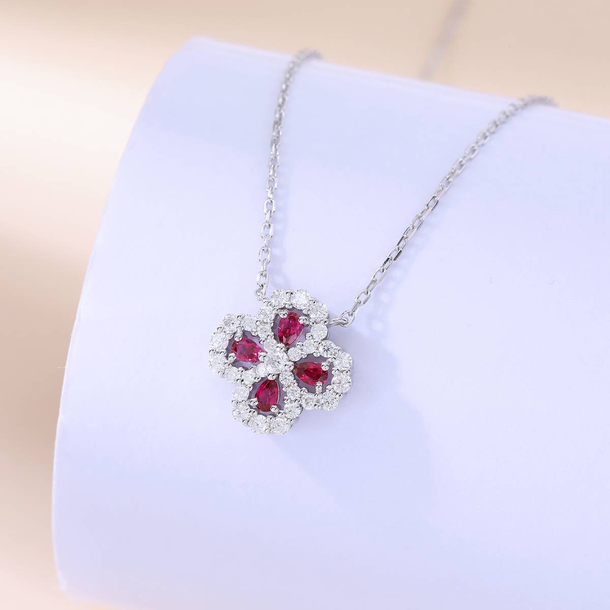 LCB5201款S925银镀18K白金培育红宝四叶草莫桑钻项链/ 彩宝1.2ct